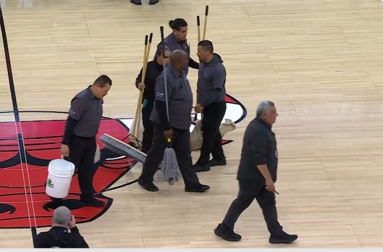 开云体育登录-大扫除结束要开打了？公牛现场拖地工作人员收拾工具撤退