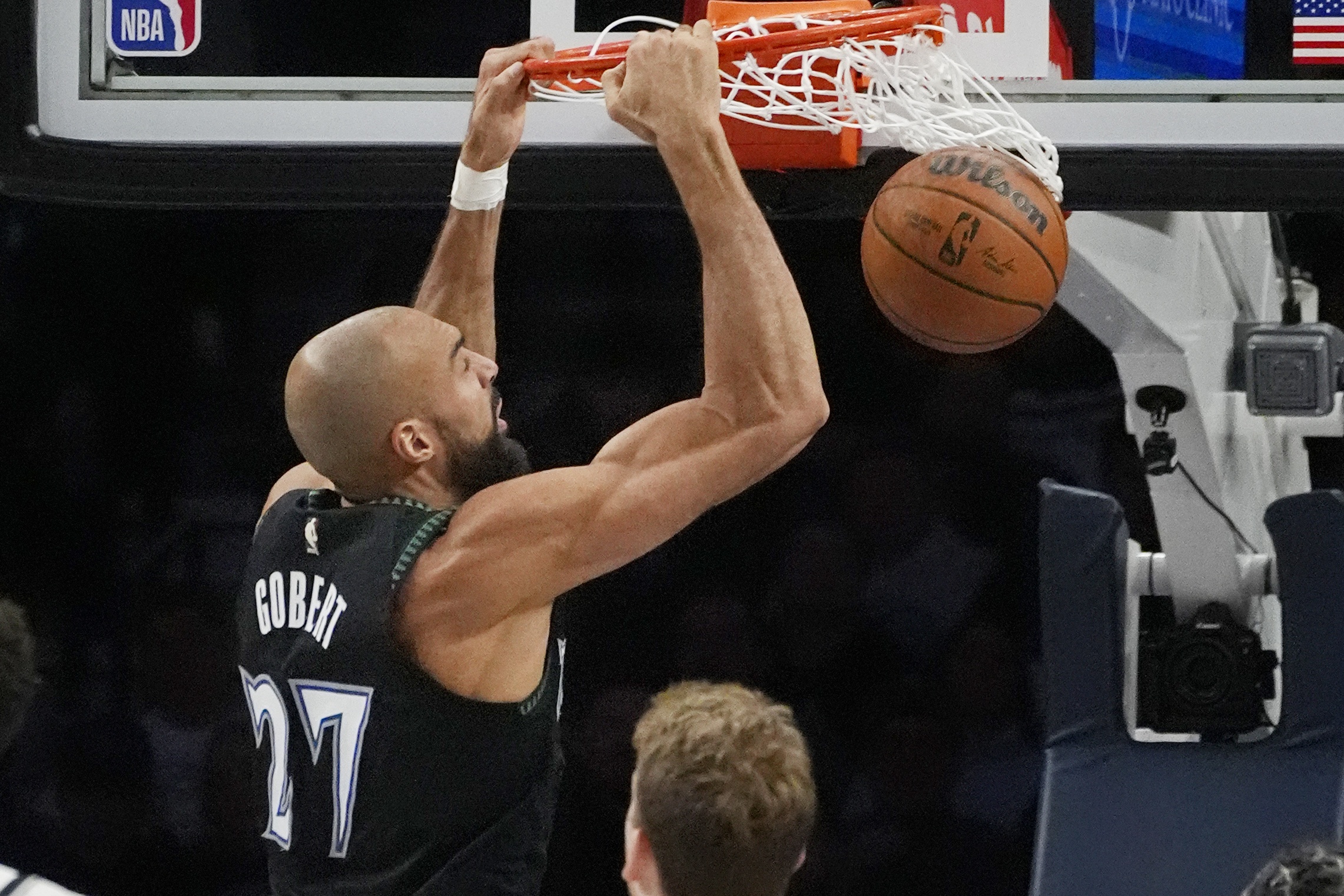 开云官方直播-标配两双！戈贝尔5中5得到11分10板 防守给力送2断4帽&amp;但罚球5中1