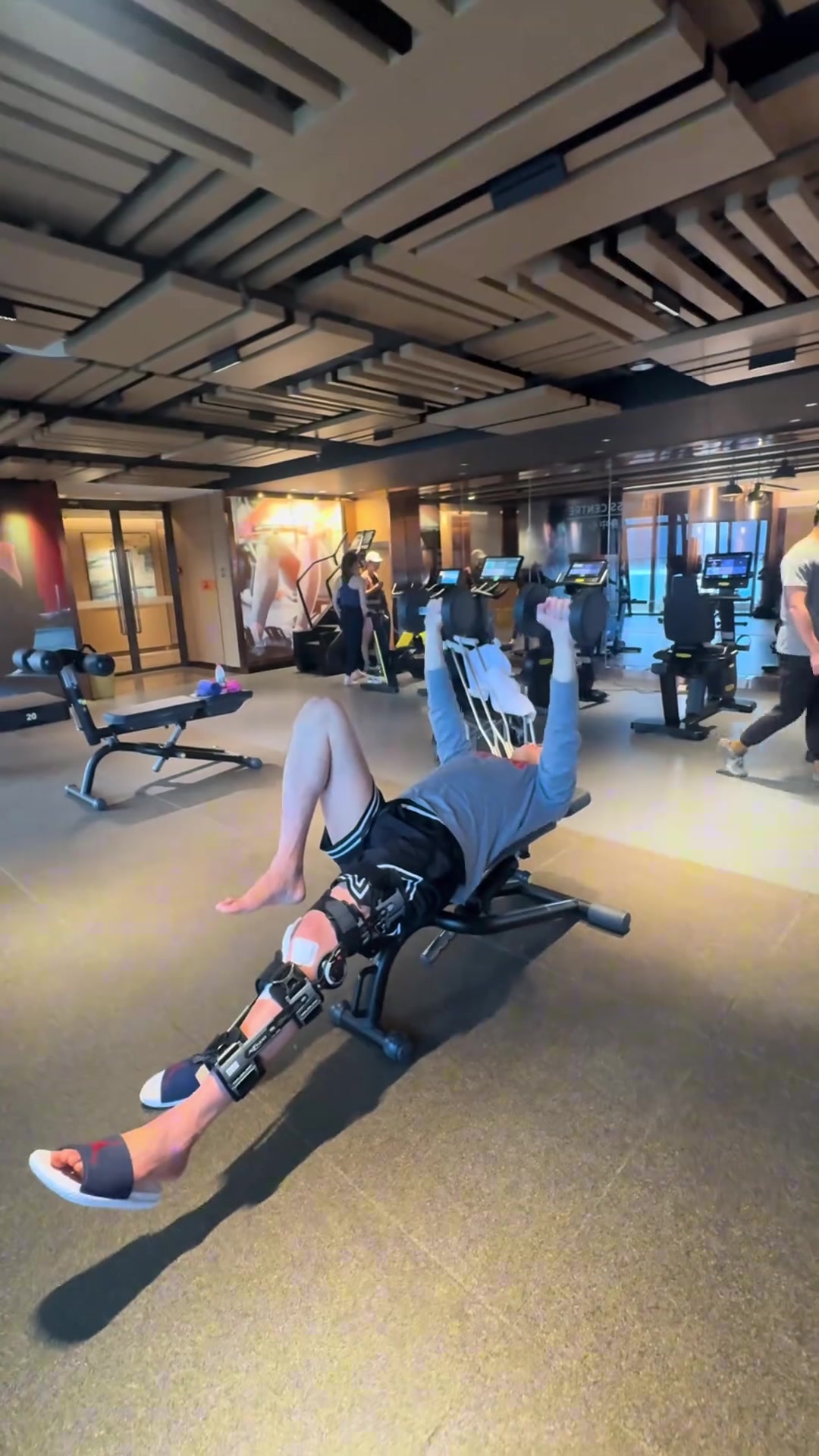 开云官方直播-郭艾伦晒康复过程:加油 难熬的日子很快就会过去的